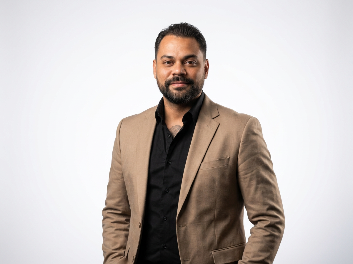 Joseph E. González, vendedor de bienes raíces de The Méndez Group PR, retrato profesional sobre fondo blanco.